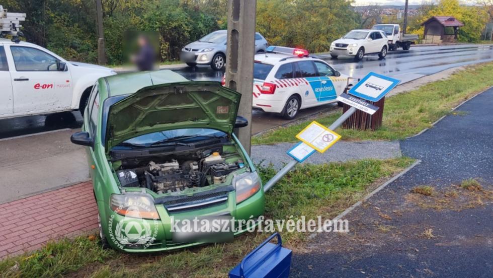 Szarvassal ütközött, majd villanyoszlopnak hajtott egy autó Keszthelyen Szarvassal ütközött, majd villanyoszlopnak hajtott egy autó Keszthelyen