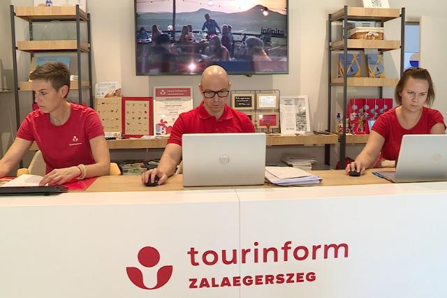 Felkészültek a turistákra – szezonban tovább tart nyitva a Tourinform iroda Felkészültek a turistákra – szezonban tovább tart nyitva a Tourinform iroda