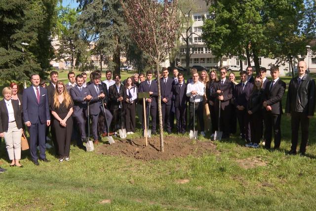 Elültették a végzősök fáját – közös emléket hagytak a jövőnek Elültették a végzősök fáját – közös emléket hagytak a jövőnek