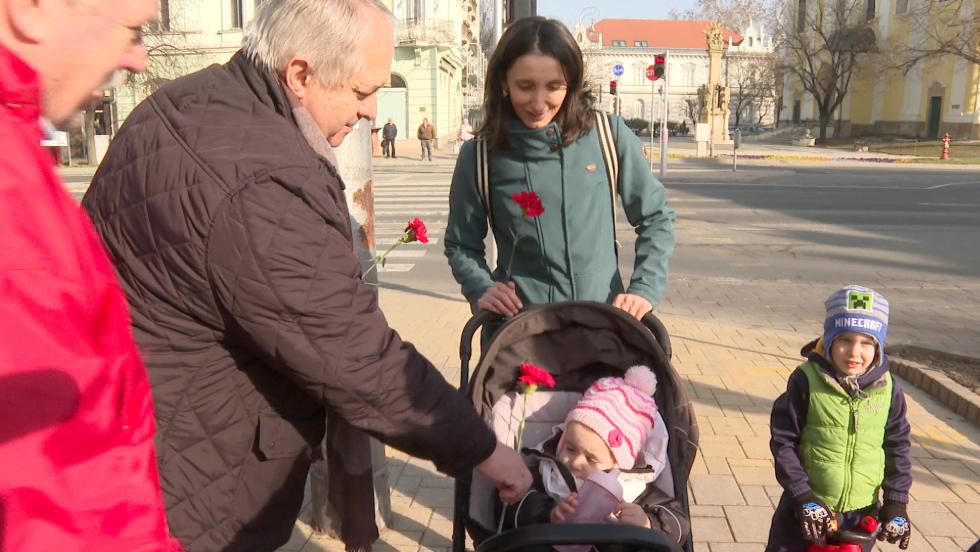 Nőnap – Egy-egy szál virággal köszöntötték a hölgyeket Zalaegerszegen Nőnap – Egy-egy szál virággal köszöntötték a hölgyeket Zalaegerszegen