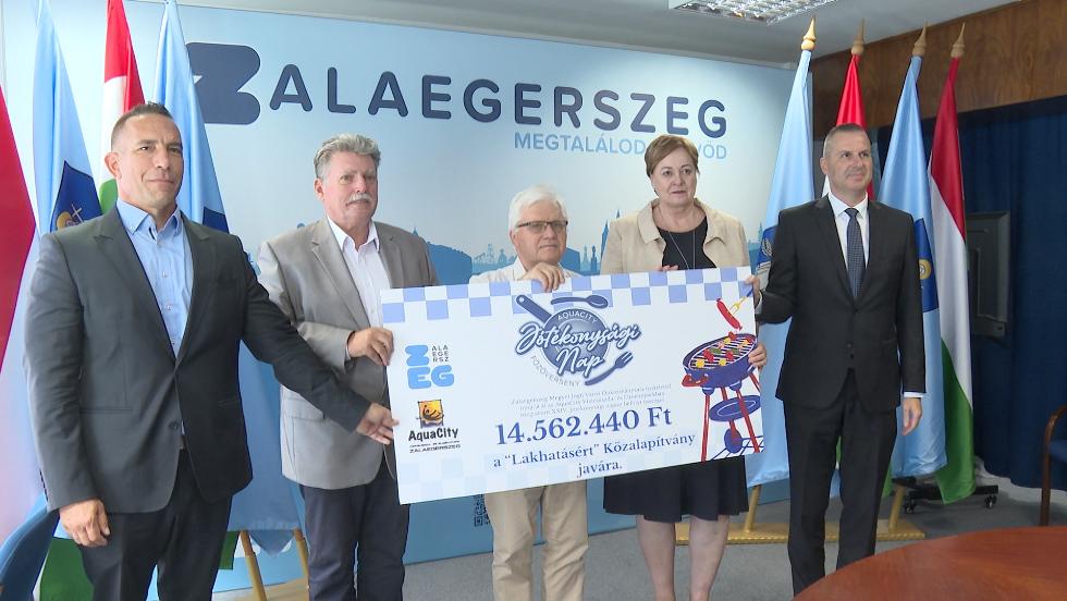 Átadták a főzőnapon összegyűlt összeget Átadták a főzőnapon összegyűlt összeget