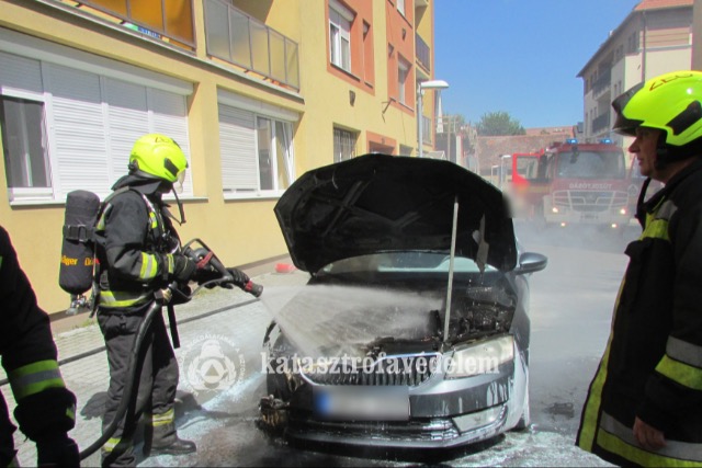 Fot�kon mutatjuk a Zalaegerszegen kigyulladt szem�lyaut�t