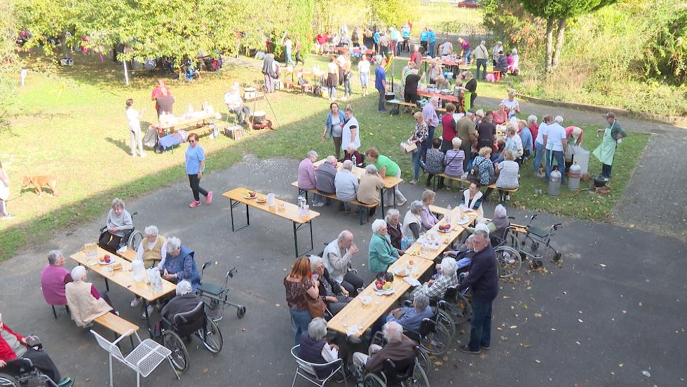 Főzőversenyt rendeztek a Gasparich úti idősotthon udvarán Főzőversenyt rendeztek a Gasparich úti idősotthon udvarán