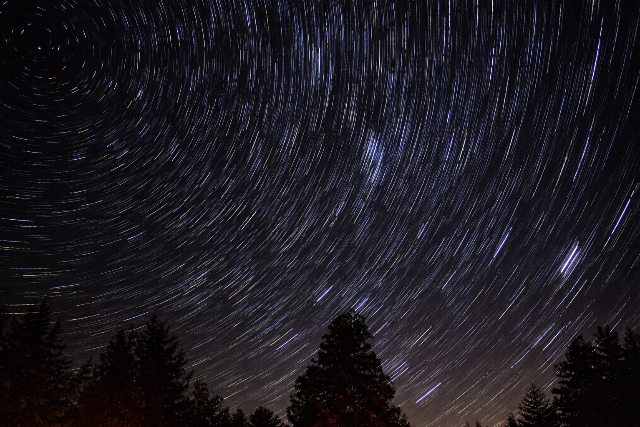 L�tv�nyos csillaghull�ssal kezd�dik az �v