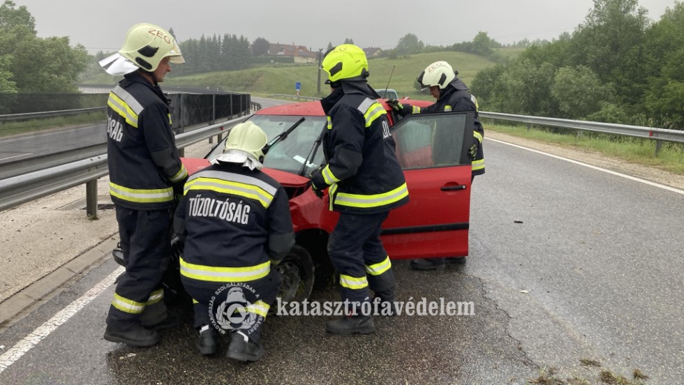 Szalagkorlátnak hajtott egy autó a 76-os főúton, Zalaegerszegnél Szalagkorlátnak hajtott egy autó a 76-os főúton, Zalaegerszegnél