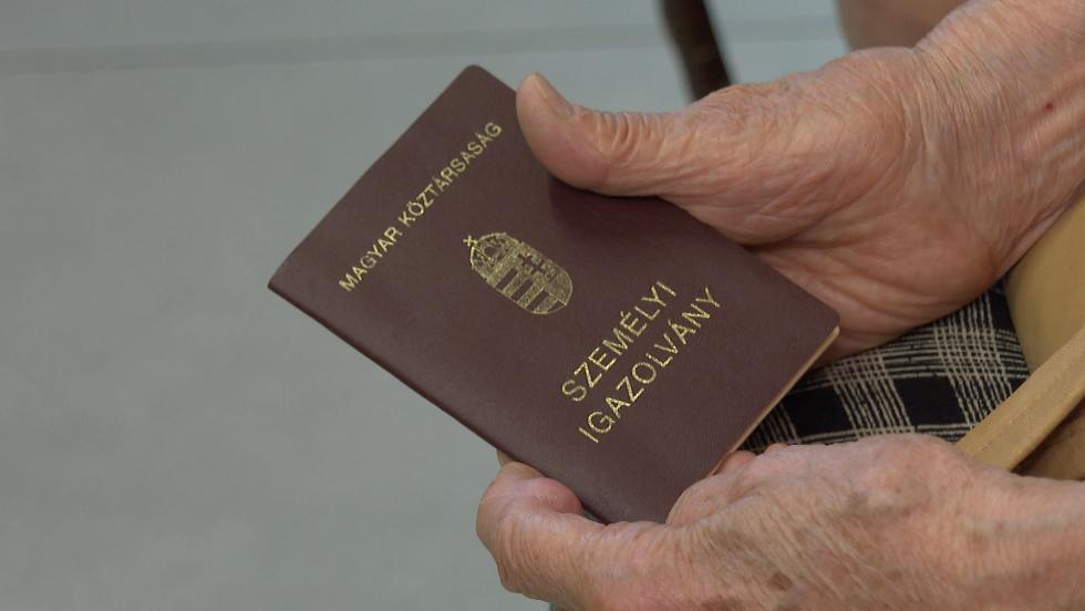 Hamarosan érvényüket vesztik a régi típusú személyi igazolványok – ezt kell tudni az okmánycseréről Hamarosan érvényüket vesztik a régi típusú személyi igazolványok – ezt kell tudni az okmánycseréről