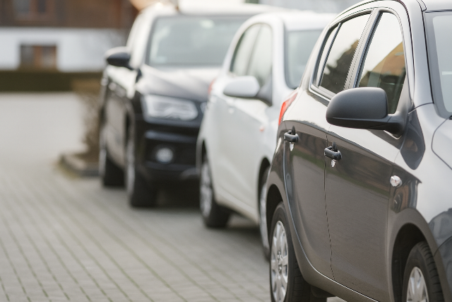 Sz�mos v�ltoz�s j�het a k�zleked�s k�l�nb�z� ter�letein