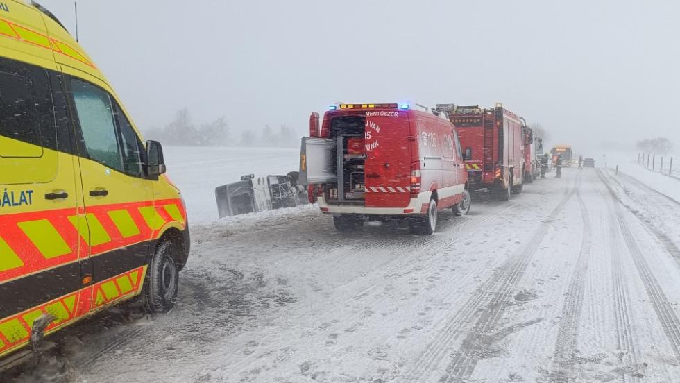 Árokba borult egy busz a 76-os főúton, Zalaegerszegnél – Ketten súlyosan megsérültek
Árokba borult egy busz a 76-os főúton, Zalaegerszegnél – Ketten súlyosan megsérültek