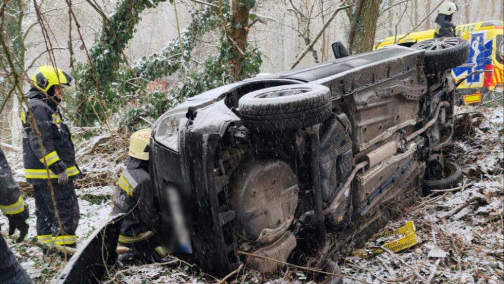 Fák közé csúszott egy autó Vindornyaszőlősnél Fák közé csúszott egy autó Vindornyaszőlősnél