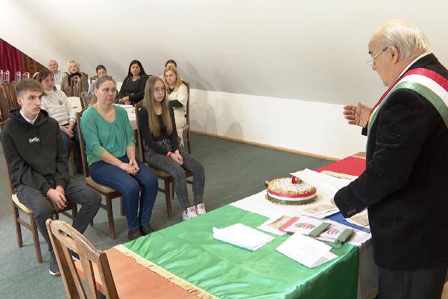 �llampolg�rs�gi esk�t tett egy k�rp�taljai �desanya k�t gyermek�vel Peth�heny�n