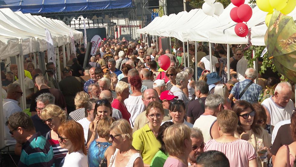 Zsúfolásig megtelt a Kazinczy tér főzőcsapatokkal Zsúfolásig megtelt a Kazinczy tér főzőcsapatokkal