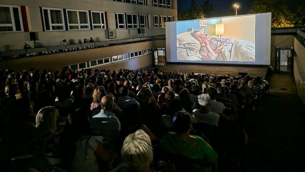 Ismét telt ház a Kertmoziban: 265 ezer forint adomány gyűlt össze a vetítéseken Ismét telt ház a Kertmoziban: 265 ezer forint adomány gyűlt össze a vetítéseken