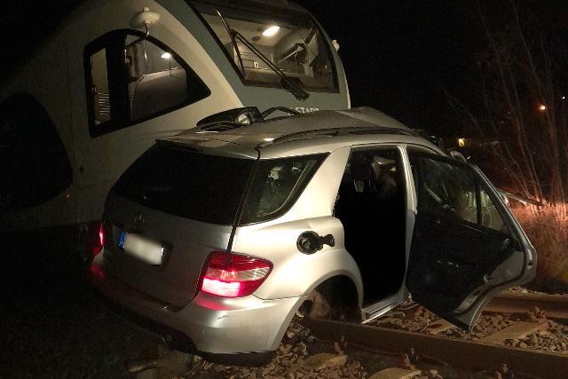 A piros jelz�s ellen�re behajtottak a vas�ti �tj�r�ba, n�gyen meghaltak S�toralja�jhelyn�l