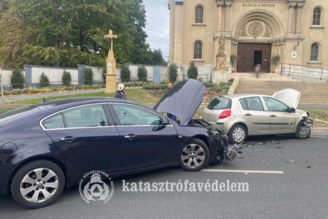 K�t aut� �tk�z�tt Keszthelyen