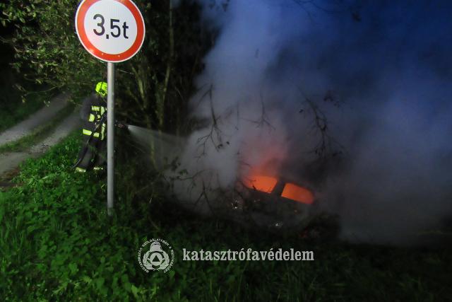 Aut�baleset a 7537-es �ton: kigyulladt j�rm�h�z riasztott�k a t�zolt�kat