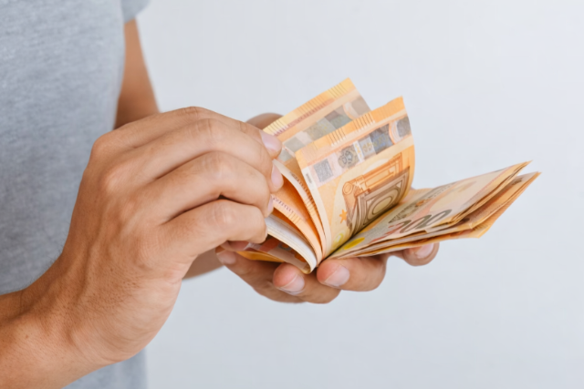 �t ember ellen emeltek v�dat Zal�ban p�nzmos�s miatt