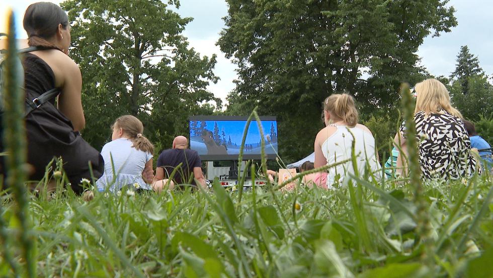 Filmnézős hétvége a Vizslaparkban – Megnyitották az 1. Piknik Mozit Filmnézős hétvége a Vizslaparkban – Megnyitották az 1. Piknik Mozit