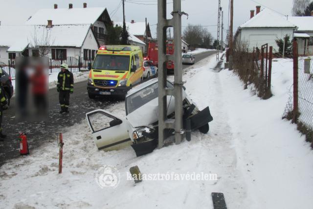 Villanyoszlopnak �tk�z�tt egy aut� Borsf�n