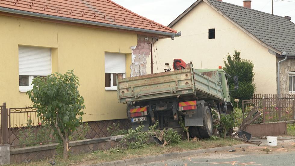 Összeütközött egy személykocsi és egy teherautó Zalaegerszegen, a Gébárti úton Összeütközött egy személykocsi és egy teherautó Zalaegerszegen, a Gébárti úton