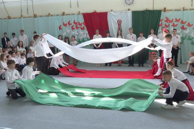 Eg�sz hetes programsorozattal k�sz�lt a Pet�fi S�ndor �ltal�nos Iskola a nemzeti �nnepre