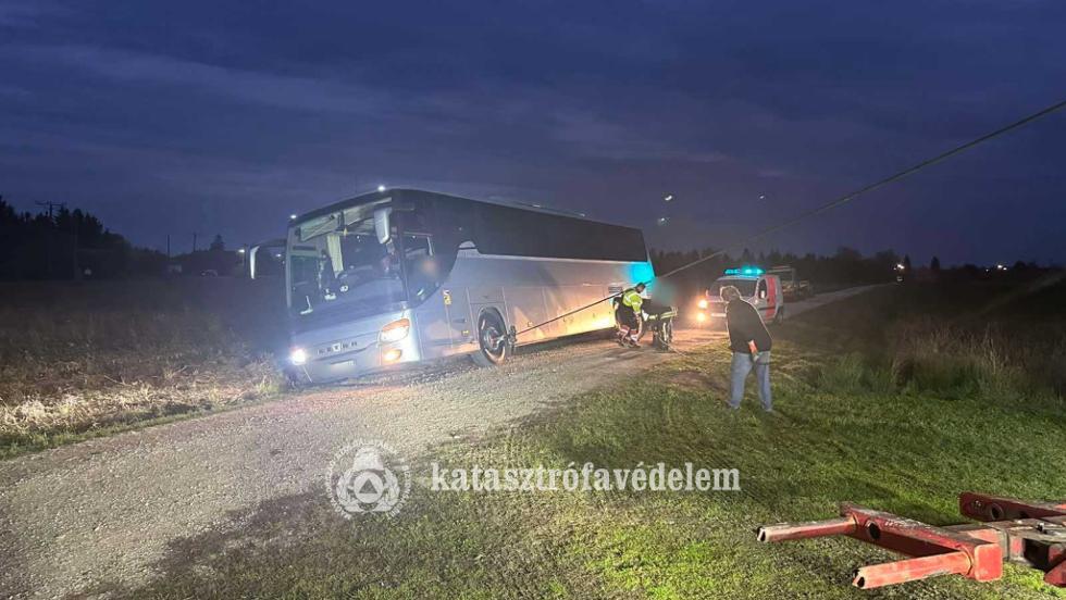 Csaknem hatvanan utaztak azon a buszon, amely árokba hajtott Zalában – frissítve Csaknem hatvanan utaztak azon a buszon, amely árokba hajtott Zalában – frissítve
