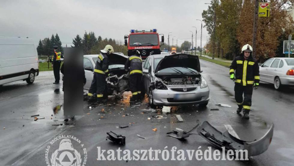 Két autó karambolozott Zalaegerszegen, a Hock János utcában Két autó karambolozott Zalaegerszegen, a Hock János utcában