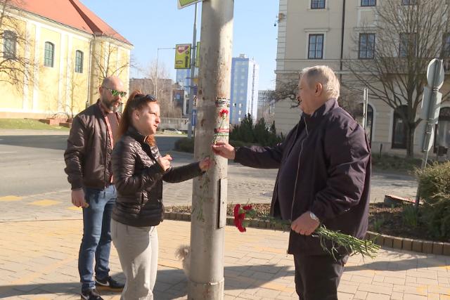 N�nap – Szegf�vel k�sz�nt�tt�k a h�lgyeket