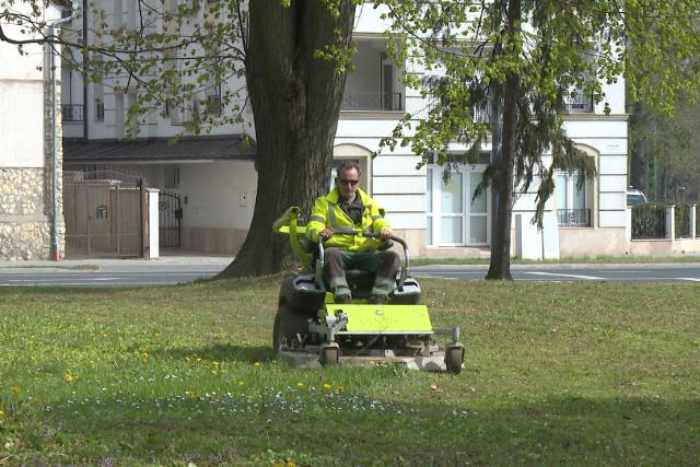 M�sf�l milli� n�gyzetm�ternyi ter�letet gondoznak; f�vet ny�rnak, vir�got �ltetnek