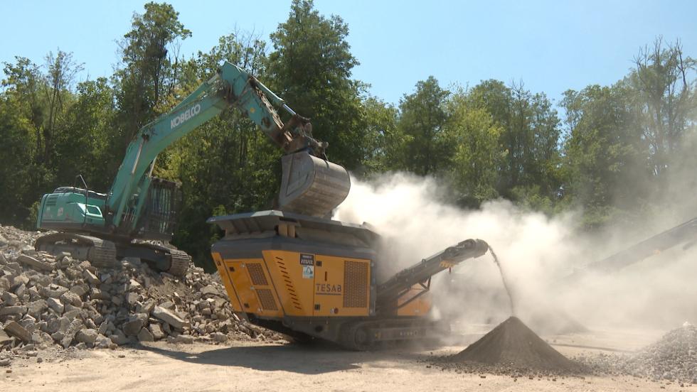 Modern kőtörő gép segíti a munkát Modern kőtörő gép segíti a munkát