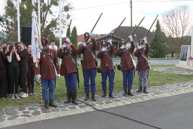 A H�s�k kertj�ben eml�keztek Andr�shid�n