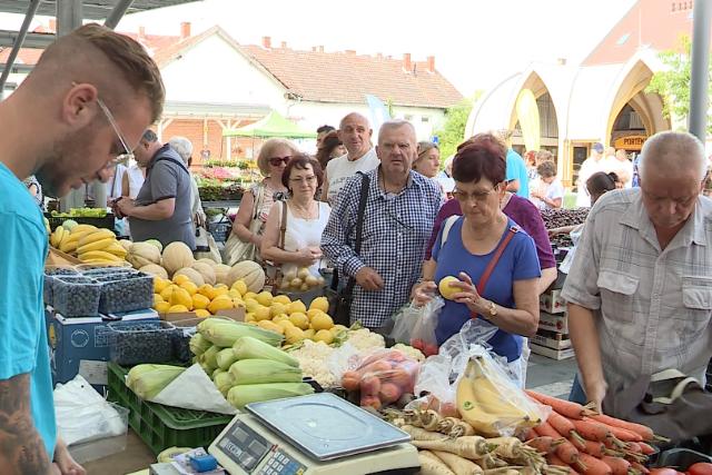 Friss hazai zöldségektől és gyümölcsöktől roskadoznak a pultok a zalaegerszegi piacon Friss hazai zöldségektől és gyümölcsöktől roskadoznak a pultok a zalaegerszegi piacon