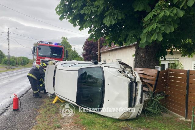 Kerítésnek és fának csapódott egy autó Bocföldén Kerítésnek és fának csapódott egy autó Bocföldén