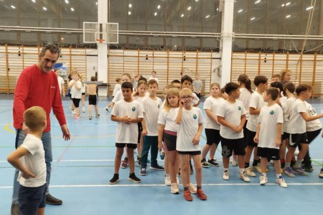 Minitorna a Kzilabda az Iskolban program rsztvevinek – kzel szz gyermek a plyn