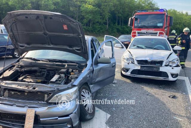 Két autó ütközött a 76-os főúton, a kisbucsai vasúti átjáró közelében Két autó ütközött a 76-os főúton, a kisbucsai vasúti átjáró közelében