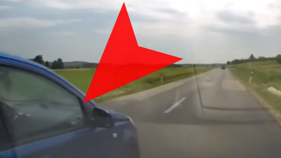Előzni próbált, lesodorta az úttestről az előtte haladó autóst Előzni próbált, lesodorta az úttestről az előtte haladó autóst