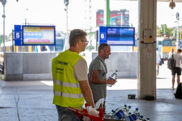 Folytatják a vízosztást a vasútállomásokon, pályaudvarokon, autóbusz-állomásokon Folytatják a vízosztást a vasútállomásokon, pályaudvarokon, autóbusz-állomásokon