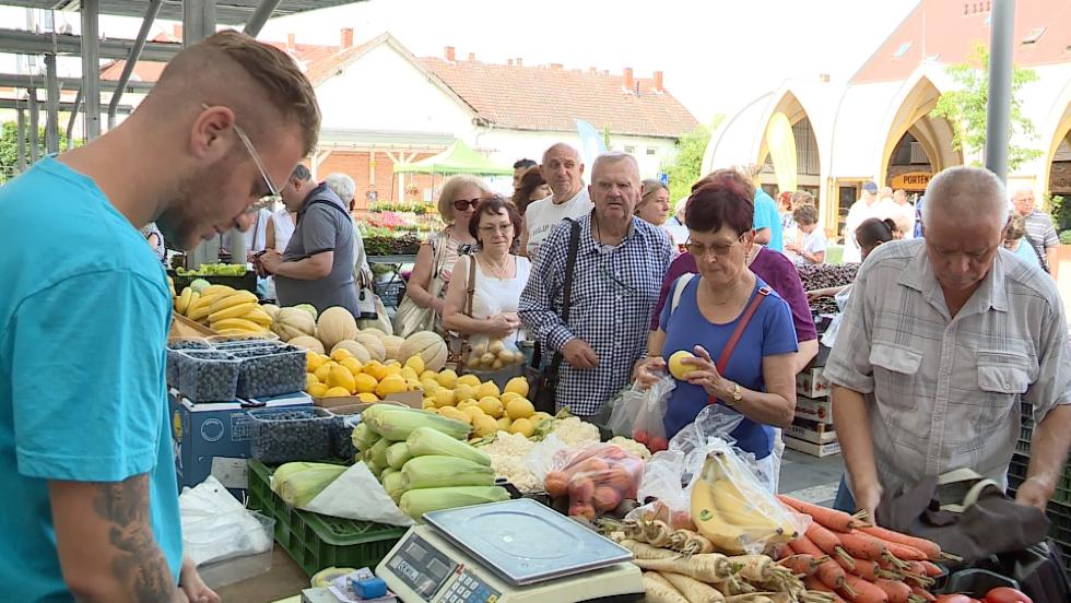 Friss hazai zöldségektől és gyümölcsöktől roskadoznak a pultok a zalaegerszegi piacon Friss hazai zöldségektől és gyümölcsöktől roskadoznak a pultok a zalaegerszegi piacon