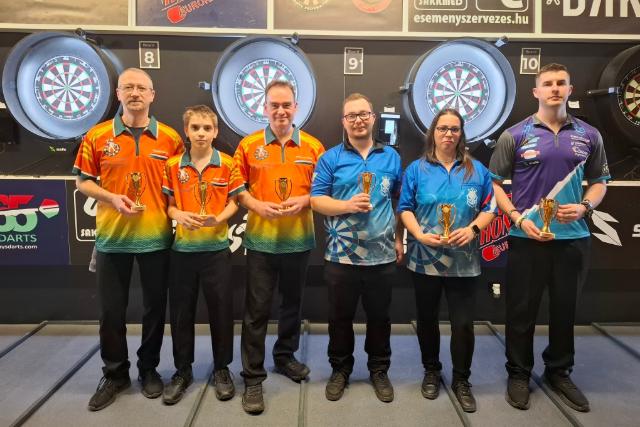 Dobog�n a zalaegerszegi dartsosok a Steel Tri-Team Kup�n