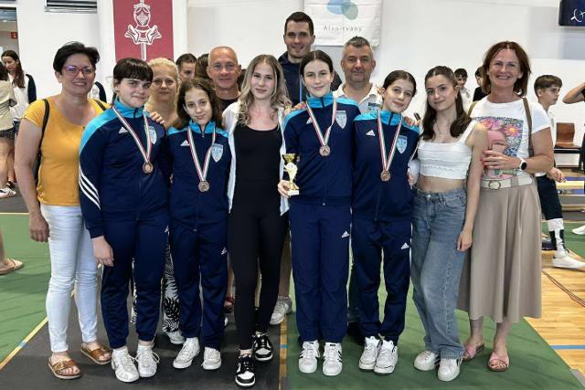 Bronzérmet és értékes helyezéseket szereztek a Zalaegerszegi Vívó Egylet fiataljai az országos bajnokságon Bronzérmet és értékes helyezéseket szereztek a Zalaegerszegi Vívó Egylet fiataljai az országos bajnokságon