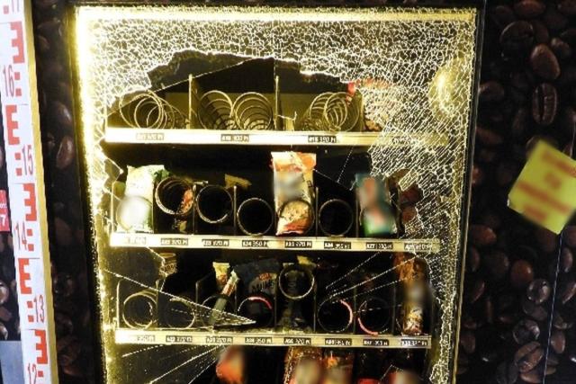 Kővel törték be az automatát, telefont is loptak – Elfogták a kamaszokat Kővel törték be az automatát, telefont is loptak – Elfogták a kamaszokat