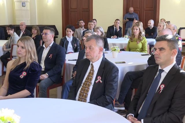 K�sz�nt�tt�k az �js�g�r�kat