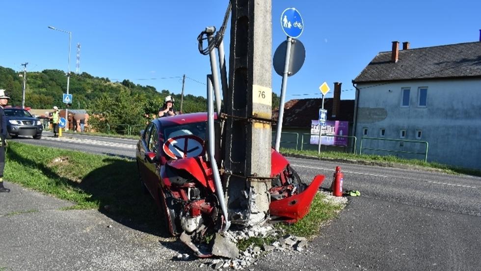 Nagykapornak belterletn villanyoszlopnak hajtott