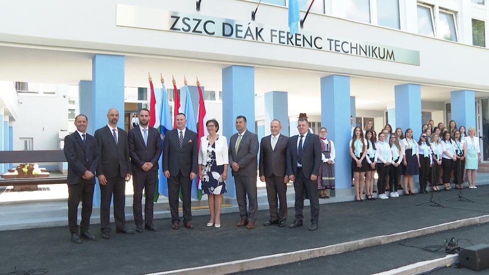 Felavatták a megújult Deák Ferenc Technikumot Felavatták a megújult Deák Ferenc Technikumot