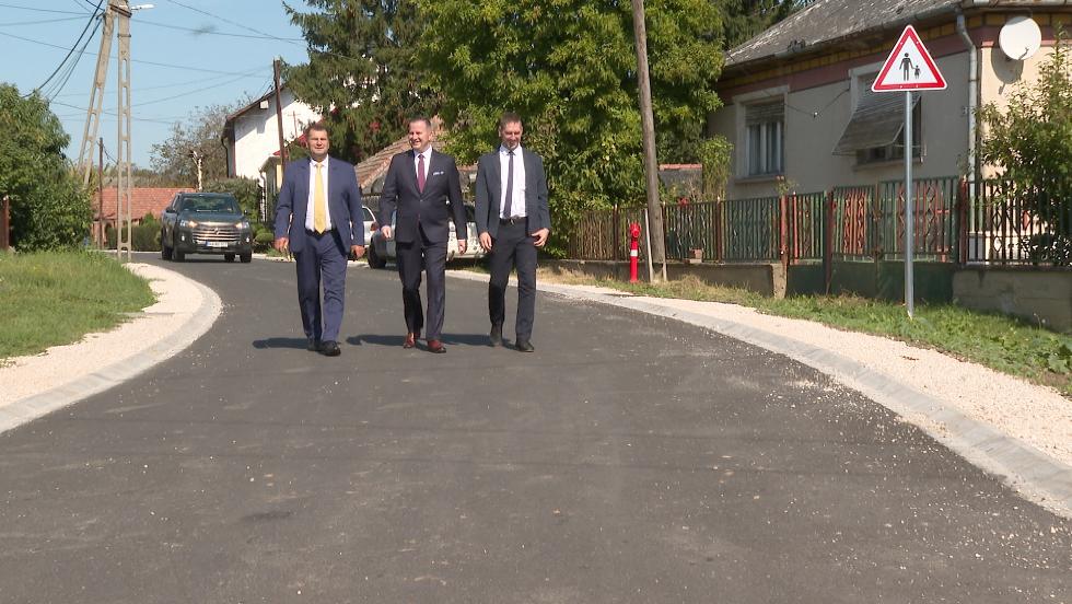 Átadták a felújított Toposháza utcát Átadták a felújított Toposháza utcát