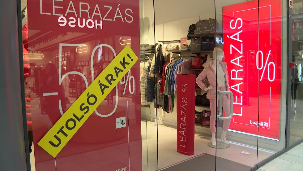 Szezonvgi lerazst tartanak a ruhzati boltok