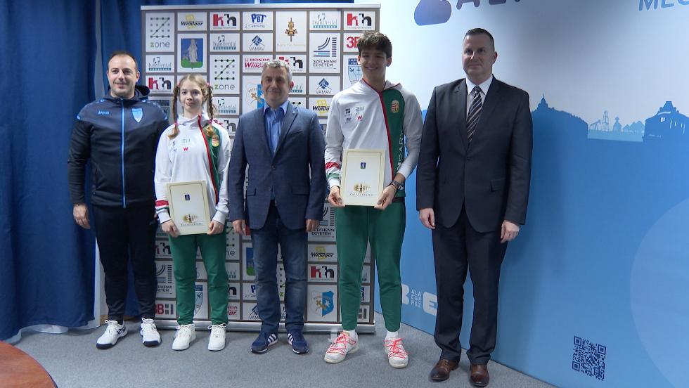 Zalaegerszegi vívókat ismertek el a Városházán Zalaegerszegi vívókat ismertek el a Városházán