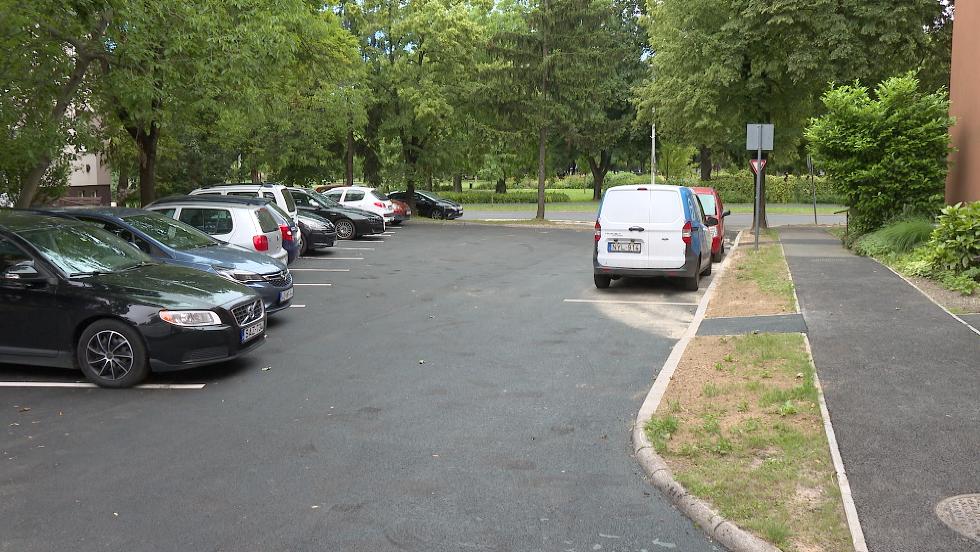 Felújították a parkolót az Arany János utcában Felújították a parkolót az Arany János utcában