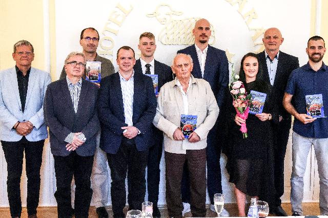 Az idény legjobbjait díjazták Az idény legjobbjait díjazták