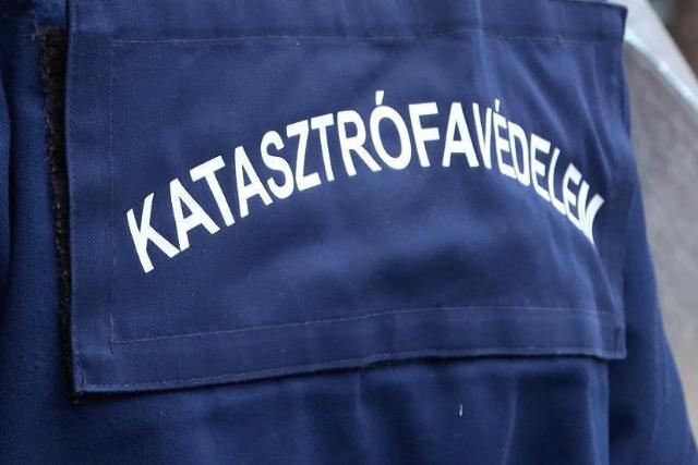 �rokba borult egy szem�lyaut� a 76-os f��ton