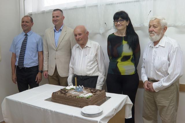 K�l�nleges tal�lkoz�t tartottak a De�kban, a 90 �ves egykori igazgat�t �nnepelt�k
